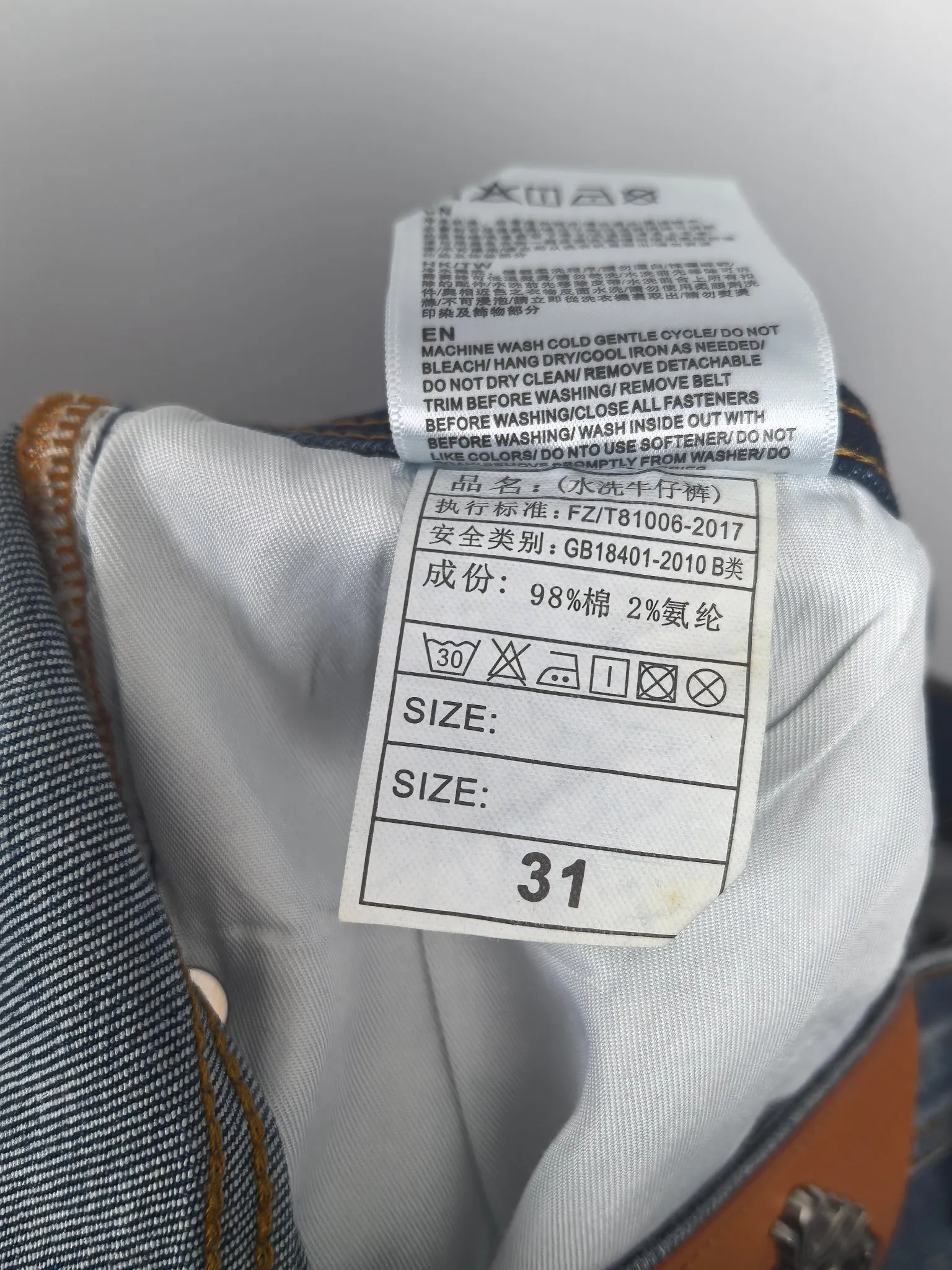 P400 Chrome Hearts men's jeans, official album and poster wear style!  High-grade imported denim raw-color fabrics are supplied to customers, and the pure 13oz ounce corduroy fabrics from Okayama, Japan are specially selected. Heavy-duty environmentally friendly plant enzyme washing process is used. The texture has a light retro color, which is quite beautiful and fits the autumn and winter colors. The fabric is soft and delicate after washing, but has a strong sense of bones and a slight stretch, which provides an excellent comfortable experience. It is not damaged by any technological elements and retains the purest tannin color! The details throughout the body are perfect, exquisite and elegant. The latest leather label on the waist highlights the brand's characteristics. The hardware accessories, leather label and wiring all reflect the craftsmanship! The silhouette is perfectly tailored and has excellent butt lift and slimming effect. It can be easily matched with any top in the wardrobe. It has wide compatibility and is suitable for various daily wear. The upper body is full of shape. It is a must-have trousers for those who are obsessed with quality control and 1V! Size: 28-38 No 35 37